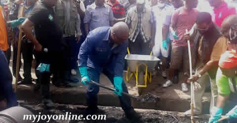 Mahama cleans gutters just as Rawlings did decades ago